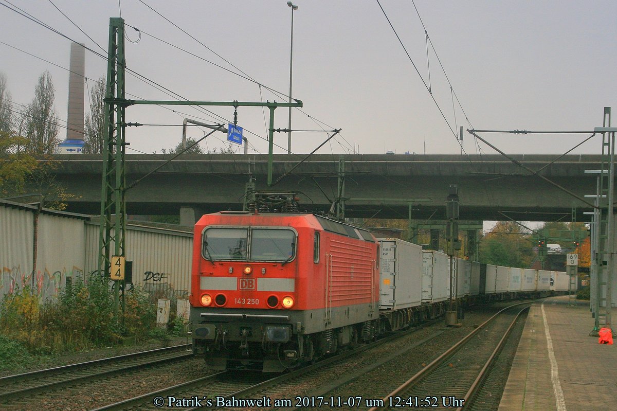 DB 143 250 mit Containerzug am 07.11.2017 in Hamburg-Harburg
© Patrik´s Bahnwelt