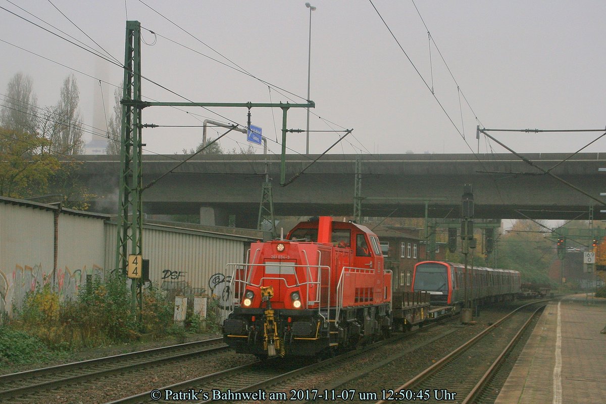 DB 261 036 mit 2x DT5 der Hamburger Hochbahn in Hamburg-Harburg am 07.11.2017
© Patrik´s Bahnwelt